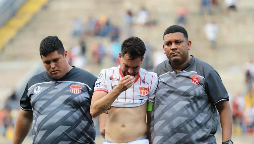 Marcelo Canales rompió a llorar, mientras era consolado por miembros del staff técnico del Vida.