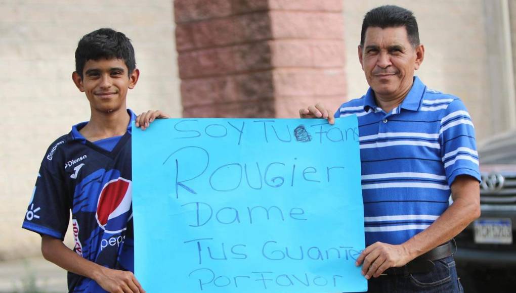 “Soy tu fan Rougier, dame tus guantes por favor”, una pancarta para el portero del Motagua.