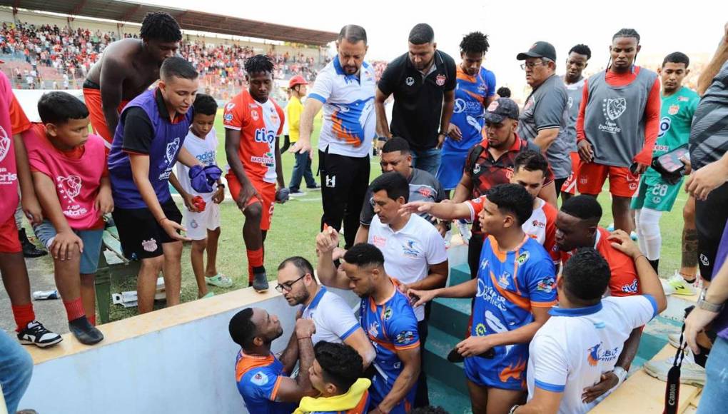 Jairo Róchez también se molestó con un jugador del Vida, mientras sus compañeros lo intentan calmar en medio del zafarrancho.
