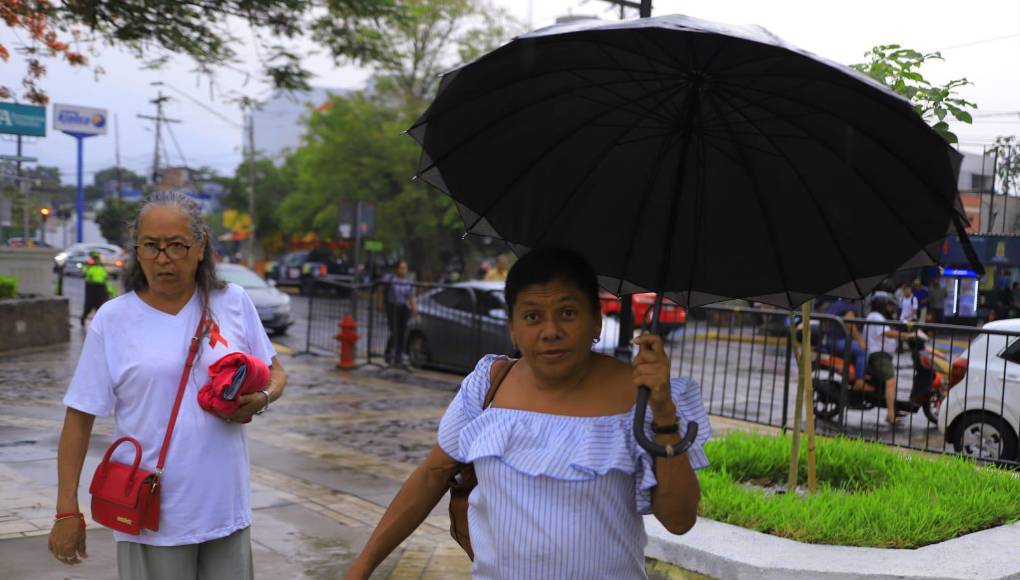 La lluvia sorprendió a los sampedranos este viernes.