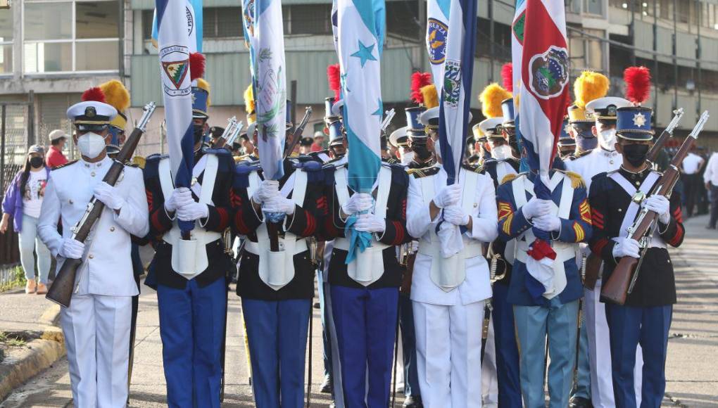 Elegancia, honor y aplomo, las Fuerzas Armadas se lucen en el Día de Independencia