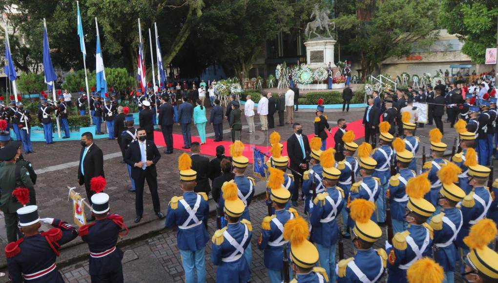 Con vestido azul turquesa, Xiomara Castro preside los desfiles de Independencia
