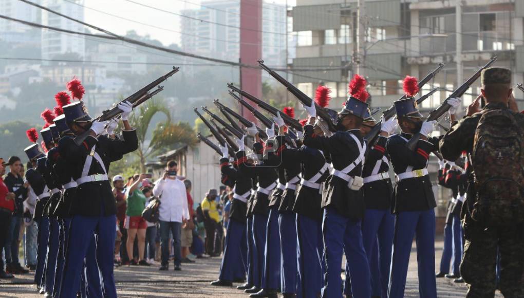 Elegancia, honor y aplomo, las Fuerzas Armadas se lucen en el Día de Independencia