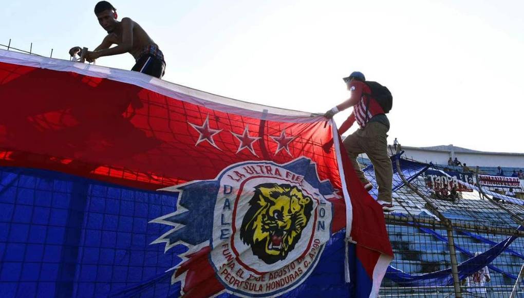 La Ultra Fiel también puso el ambiente y colocaron una enorme manta.