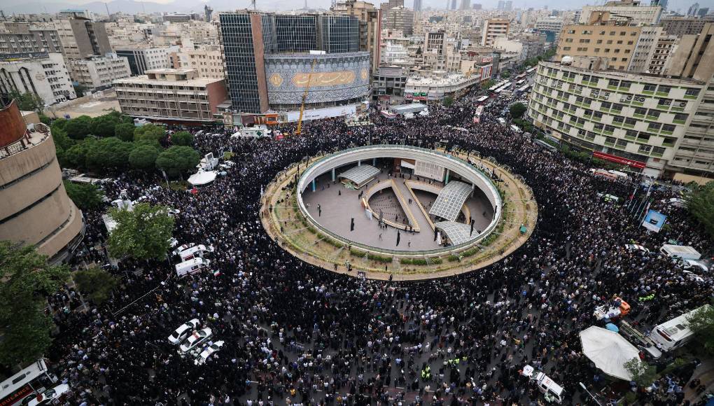 El martes comenzarán los funerales del presidente electo en 2021, y cuya muerte a los 63 años abre un periodo de incertidumbre política en <b>Irán</b>, en un momento en el que la región está sacudida por la guerra en la Franja de Gaza entre Israel y Hamás, un aliado de la República Islámica.