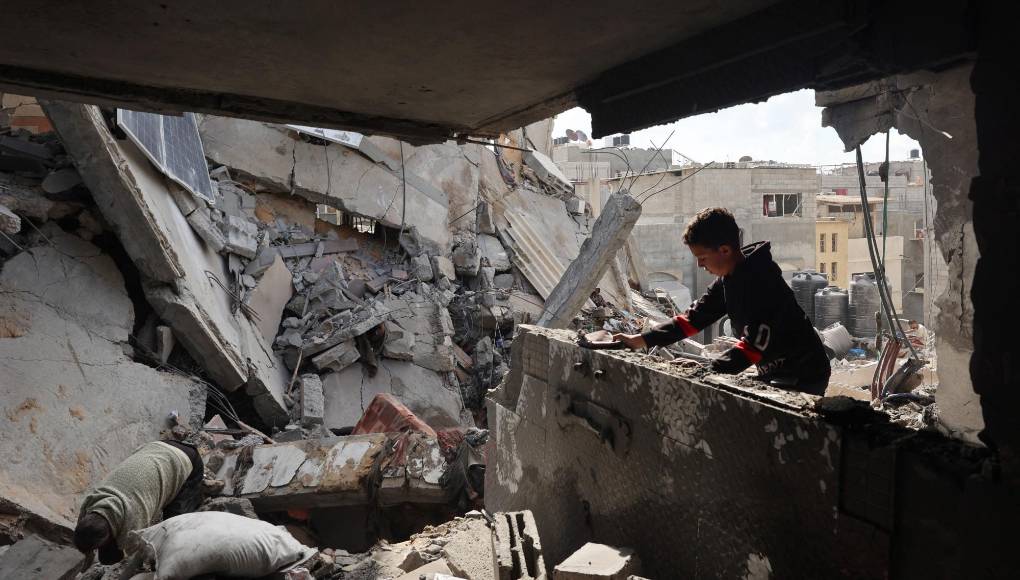 Mientras tanto, la toma del extremo gazatí del cruce de Rafah hacia Egipto por el Ejército israelí amenaza con abocar a los miles de palestinos desplazados en el sur de la Franja a sufrir una carencia aún mayor de asistencia humanitaria, al encontrarse cerrados los dos principales accesos meridionales (Rafah y Kerem Shalom).