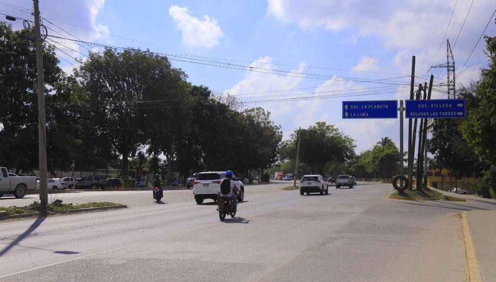Al menos una vez al mes se suscita un accidente de tránsito en el cruce del bulevar del este a la altura de Agua Azul, quienes salen del sector Satélite y cruzan con dirección a El Centro deben ser veloces para no chocar con un carro, una moto o un bus.