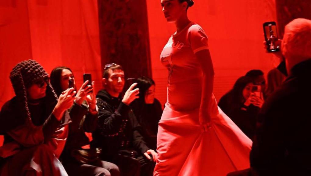 Georgina fue una de las protagonistas más esperadas durante la Semana de la Moda y su atuendo se viralizó en las redes sociales.