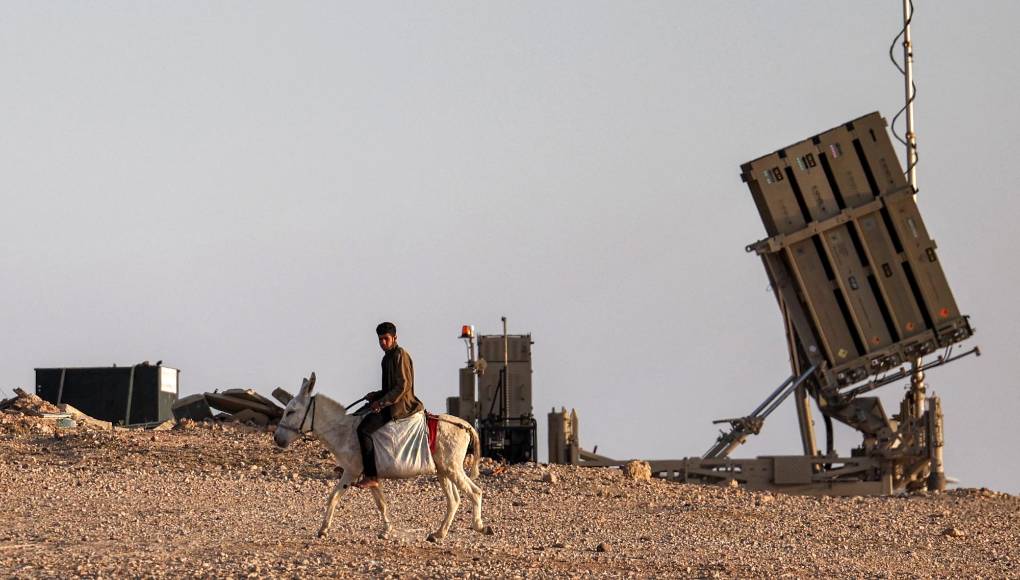 La “<b>Cúpula</b> de hierro” es uno de los elementos del sistema de defensa antimisiles israelí, que tiene varios niveles. Está diseñado para derribar cohetes con un alcance de hasta 70 kilómetros.