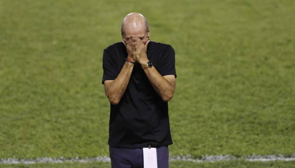 Así se lamentó Miguel Falero después de la ocasión de Carlos Small.