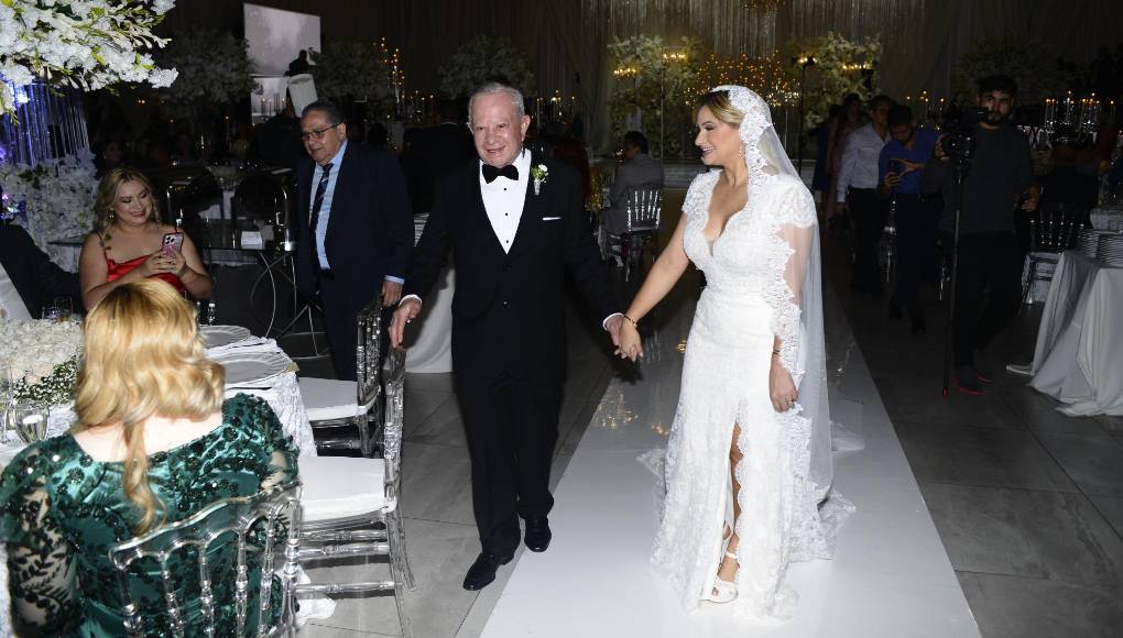 Luego del casamiento, los esposos fueron a saludar a los invitados en sus respectivas mesas. 