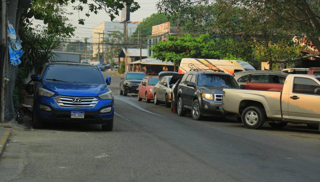 Doble y hasta triple fila de carros entorpecen el tráfico vehicular en barrio Medina.