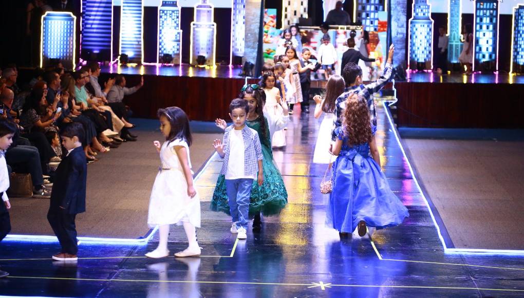 Simpáticos y con una variedad de opciones de vestimenta modelaron los niños, quienes bajo la iluminación del recinto caminaron con estilo y determinación. 