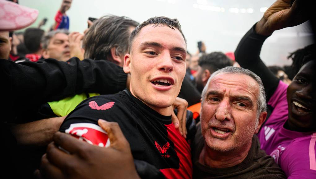 El Bayer <b>Leverkusen</b> dependía de sí mismo para ser campeón este domingo, ante su público, y no dejó escapar esta primera ‘match ball’, desatando la fiesta en su estadio.