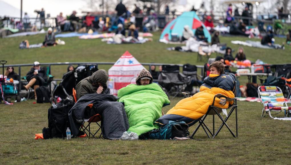 “Es nuestro tercer <b>eclipse</b> <b>solar</b>”, dijo a la AFP Jim Saltigerald, de 62 años, junto a su esposa y sus dos hijos. “Estamos orando y esperando que las nubes nos den un respiro para poder verlo”.