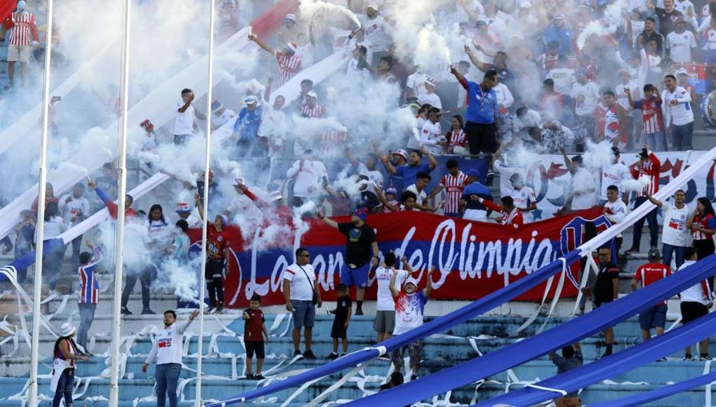 Así recibieron los aficionados olimpistas a su equipo cuando entraban a la cancha del estadio Olímpico.