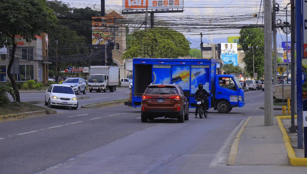En el bulevar del norte, cerca de la plaza Santa Mónica, quienes hacen el giro a la izquierda y los que buscan cruzar con dirección a Las Acacias “se escapan” de los choques.