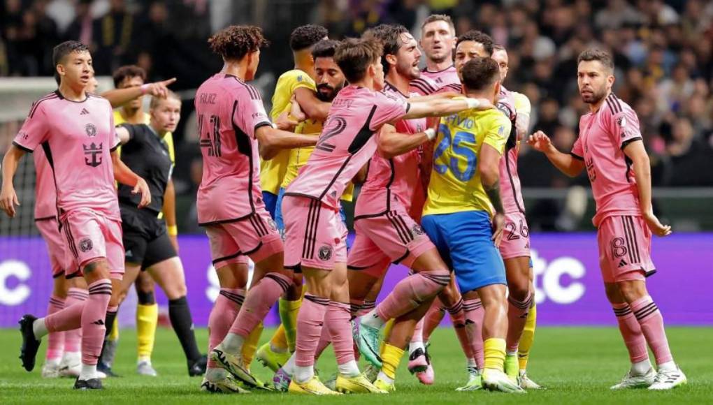 El juego vivió varios momentos de tensión especialmente en una tangana desatada antes del descanso por una fuerte entrada de Nawaf Al-Boushal a Noah Allen, en la que Busquets fue amonestado.