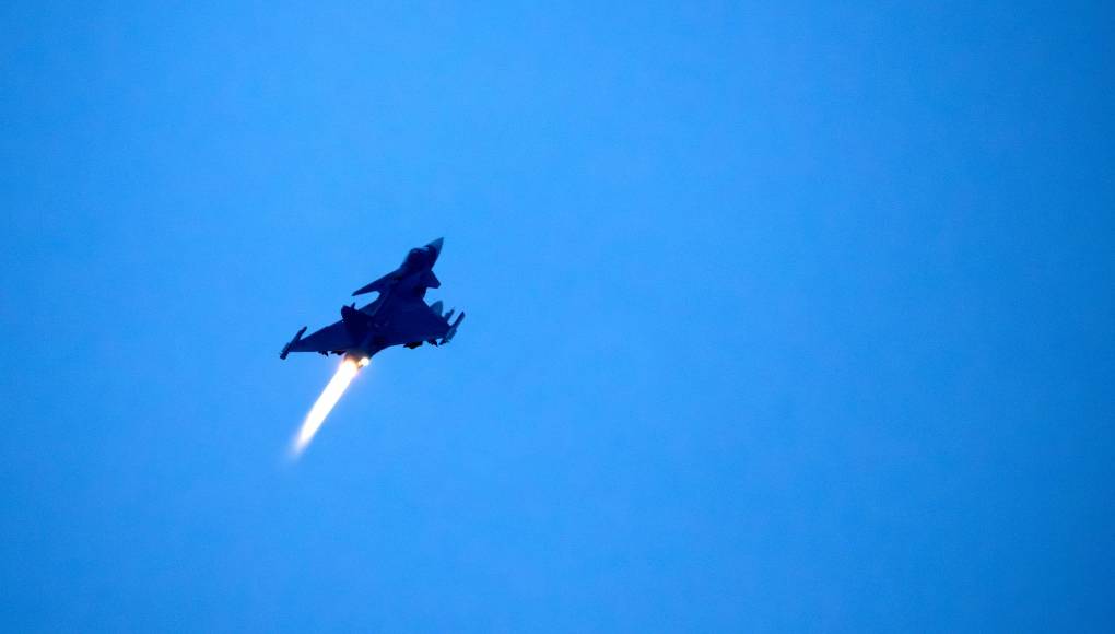 “Cada barco que navega, cada tanque que se eleva y cada avión que vuela está enviando un mensaje. Hay que tener la capacidad militar, pero también la voluntad de emplearla. Y hay que tener la clara voluntad de defender cada centímetro de la Alianza. Eso es lo que vemos hoy aquí”, zanjó.