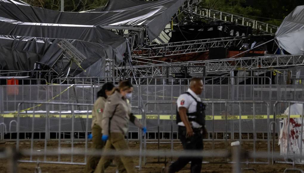 El gobernador García explicó que fuertes vientos tumbaron el escenario, en una noche en la que se registraron tormentas eléctricas y lluvia intensa. 