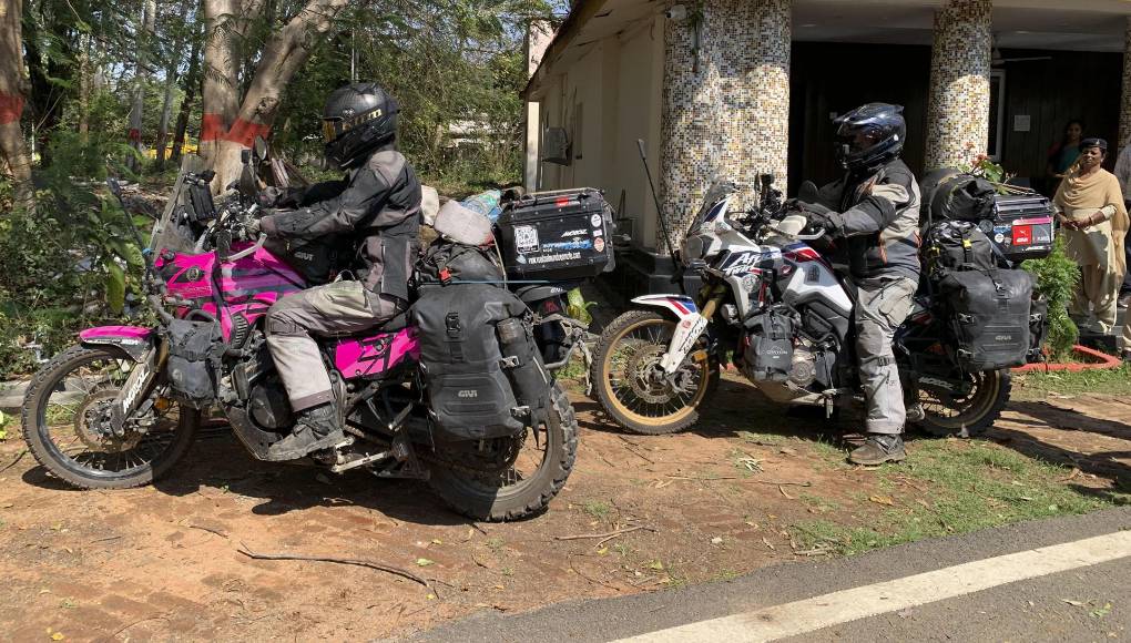 En una casa de seguridad del Gobierno en el distrito de Dumka, a unos 50 kilómetros de donde fue el ataque, y con permanente vigilancia policial, la pareja española relató cómo los siete hombres, que según la Policía tienen entre 18 y 30 años, mantenían al marido, desnudo, maniatado y a golpes, mientras otros dos o tres abusaban de ella. 
