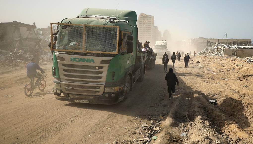 En la Franja de Gaza, completamente asediado por Israel, unos 2,2 millones de personas, según la ONU, la inmensa mayoría de la población, está al borde de la hambruna. La situación es muy grave en el norte, donde los combates y los saqueos hacen casi imposible que llegue la ayuda humanitaria.