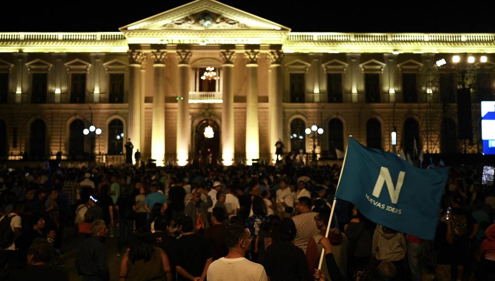 Miles de simpatizantes del presidente Nayib Bukele y el partido Nuevas Ideas se han congregado en las afueras del Palacio Nacional este domingo a la espera del discurso del mandatrio tras declarse ganador de las eleciones.