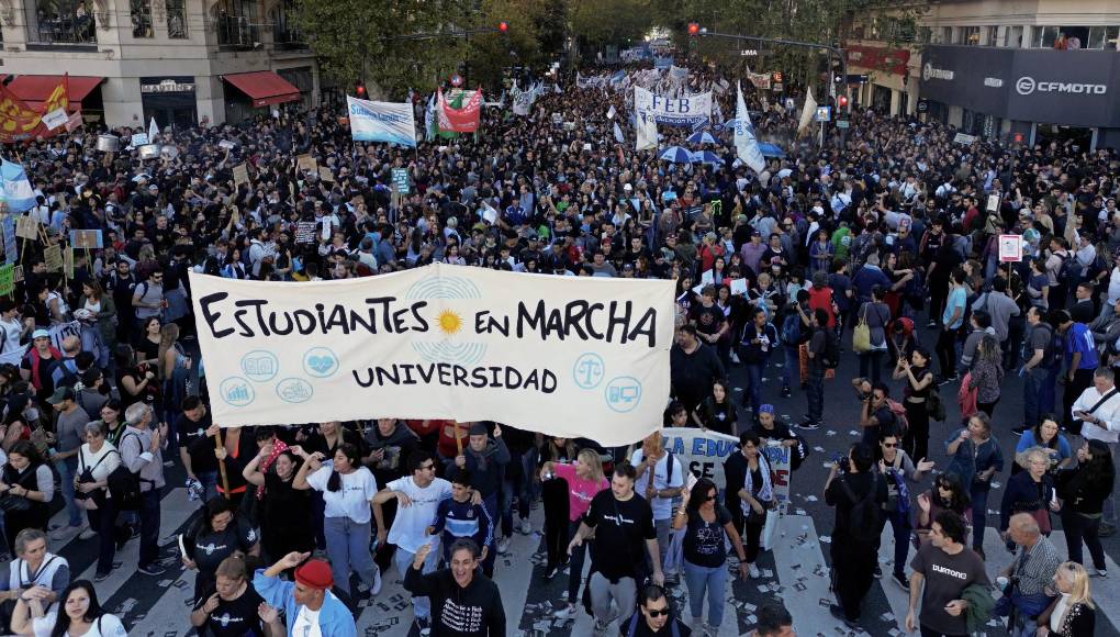 Las manifestaciones se registran luego de que el gobierno resolviera prorrogar para este año el mismo presupuesto que recibieron en 2023, a pesar de la inflación interanual que en marzo rozó el 290%.