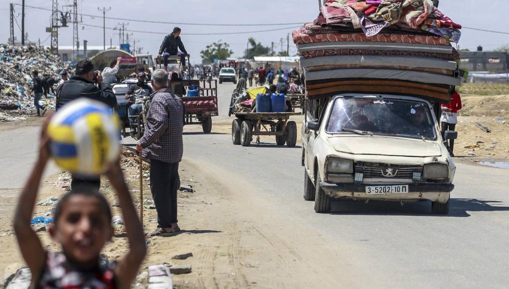 “La estimación es de unas 100.000 personas”, afirmó un vocero militar cuando se le preguntó cuántas personas están siendo evacuadas de esta ciudad fronteriza con Egipto.