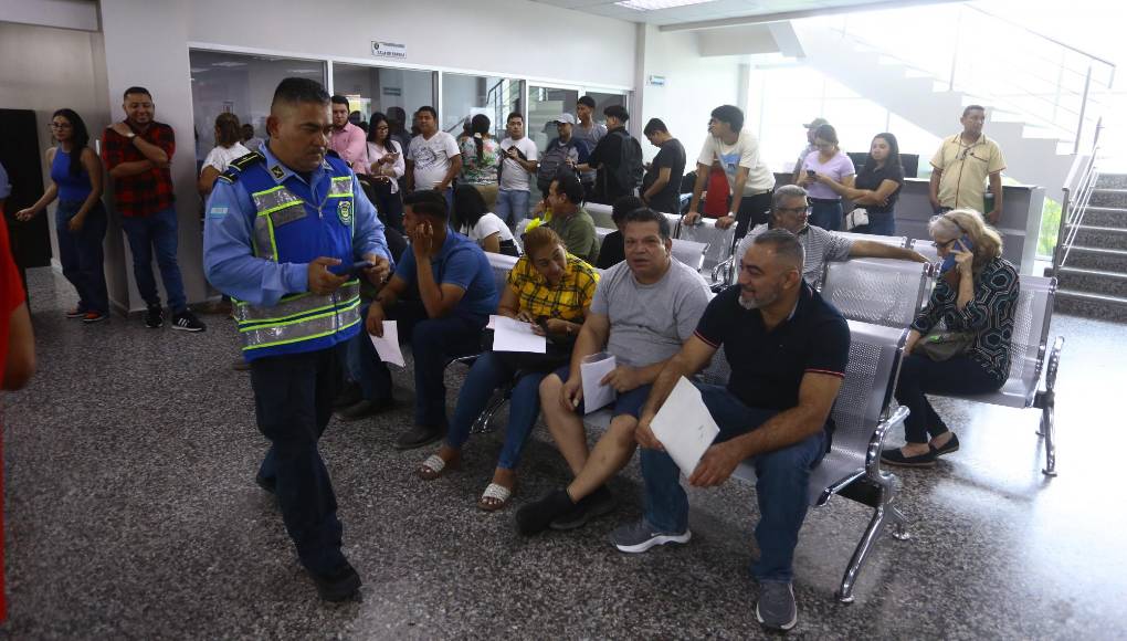 “Nos pondremos al día también con las licencias pendientes de impresión, igualmente informamos que los permisos de conducción digitales mantienen su vigencia”, enfatizó Sánchez. 