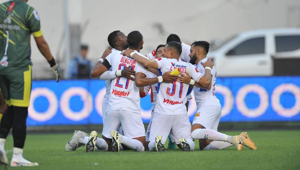 Los jugadores del Olimpia celebrando el primer gol marcado por Michaell Chirinos.