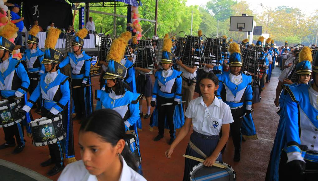 Por más de 10 minutos la agrupación tocó diferentes ritmos, con los cuales pusieron a bailar a los estudiantes, maestros e invitados especiales. 