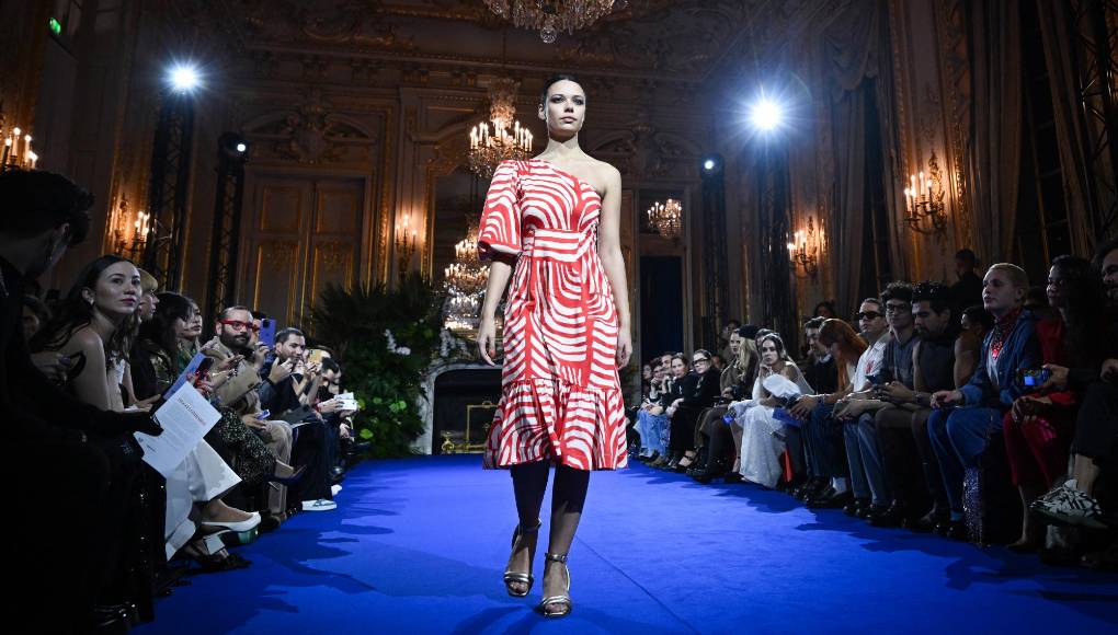 En realidad, eran piezas de la colección del diseñador colombiano (real) Andrés Otálora. Oriundo de Cali, este creador juega con telas vaporosas, estampados en tonos rojizos y verdes, y vestidos de cintura marcada y escotes pronunciados. 