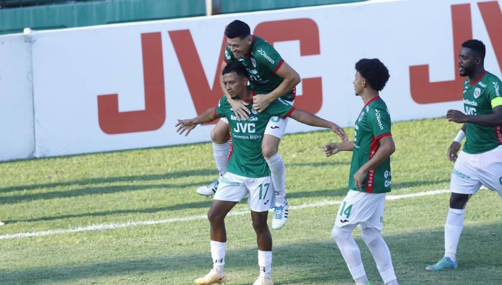 Los jugadores del Marathón festejando el gol de Alexy Vega.