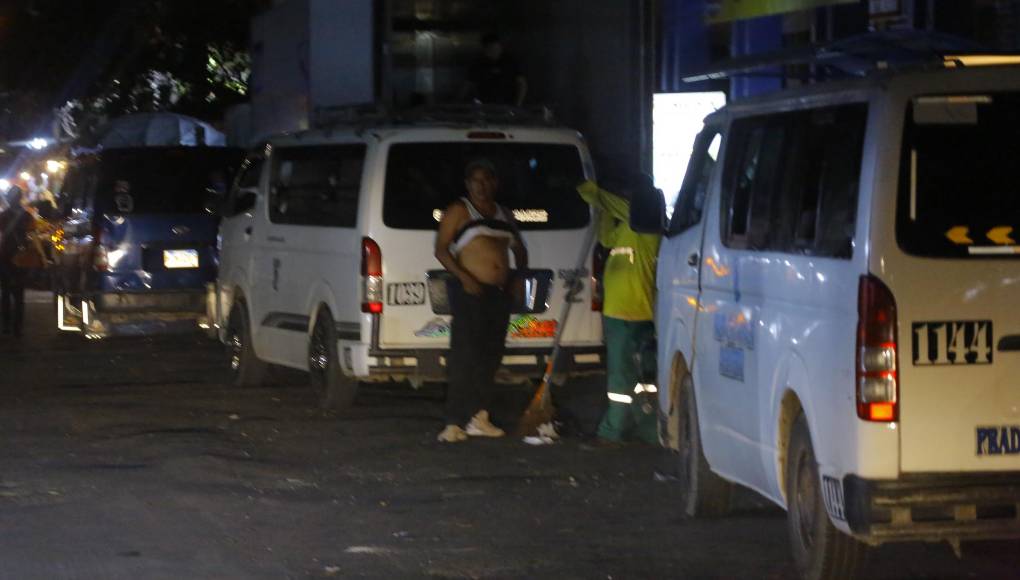 De acuerdo con un sondeo hecho por LA PRENSA, la mayoría de las rutas de buses urbanos de San Pedro Sula trabajan hasta las7:00 u 8:00 de la noche por tarde, es decir aquellos que salen más tarde de trabajar o estudiar deben pagar taxi, transporte privado o irse de jalón.