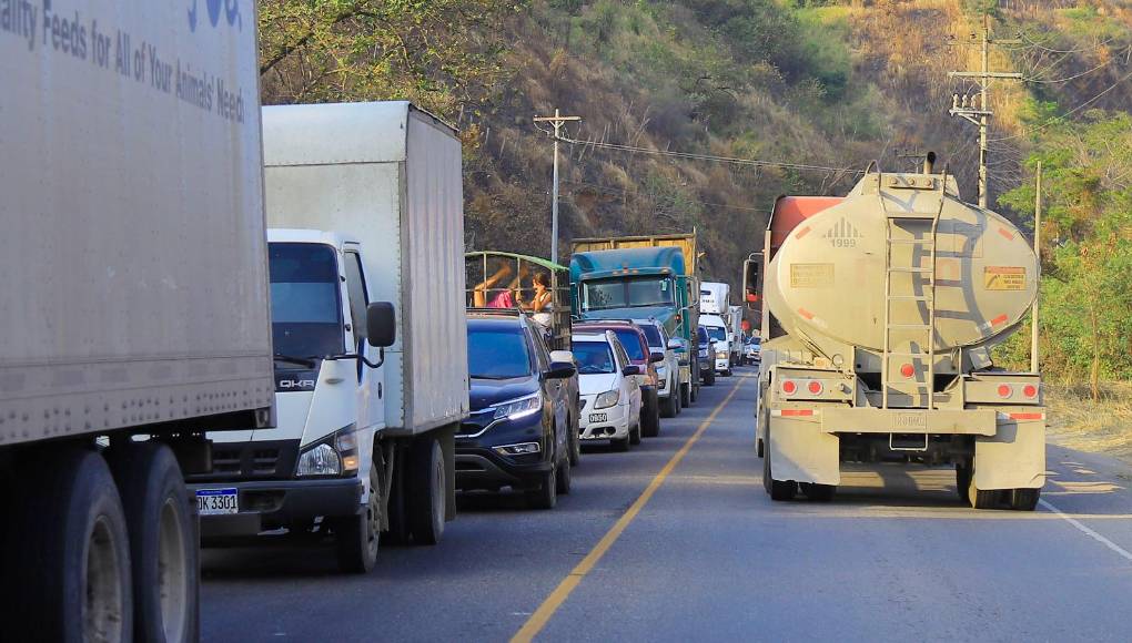 La importante vía (CA-4) conecta con las fronteras de Agua Caliente (Guatemala), y El Poy (Ocotepeque).