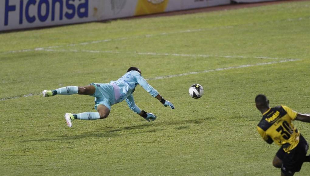 Carlos Small tuvo una clara ocasión antes de su gol, su disparo lo tapó Edrick Menjívar.
