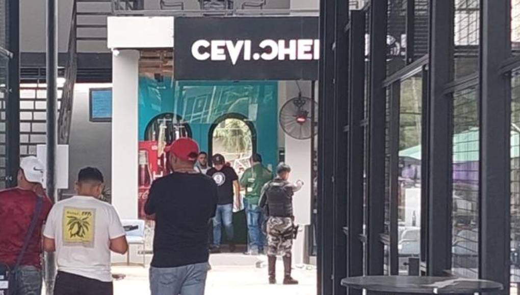 Uno de los pistoleros ingresó al local y disparó contra la mujer, quitándole la vida en el acto. Un cocinero resultó herido en el tiroteo.