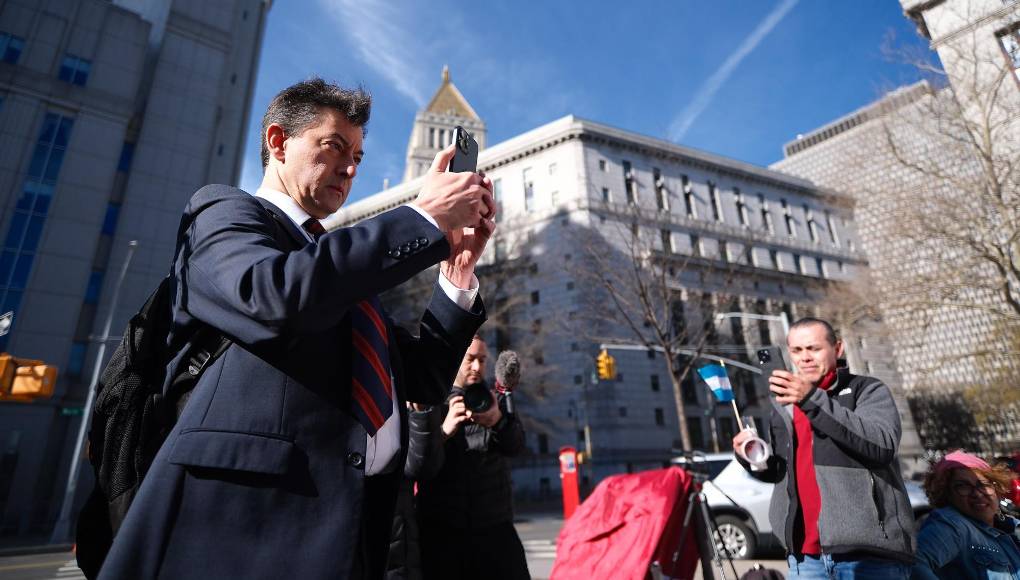 Stabile fue el encargado de abrir los argumentos iniciales en el juicio y también lideró los alegatos finales de la defensa del expresidente Hernández. 