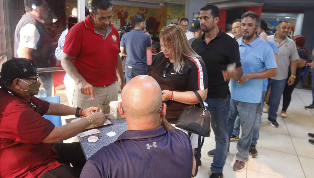 Cientos de aficionados se hicieron presentes en las distintas localidades en busca del tan ansiado boleto para la gran final. 