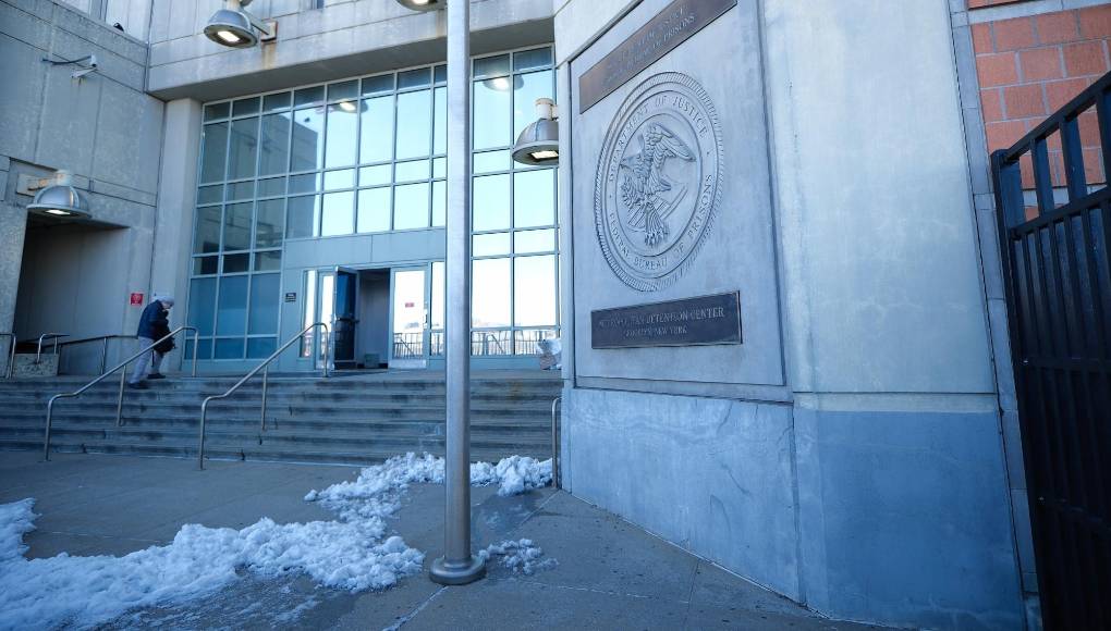 Dentro de las características sobresalientes de esta prisión de máxima seguridad en Nueva York, destaca la presencia de la División de Internamiento Especial en el décimo piso, comúnmente conocida por su acrónimo en inglés SHU. En esta sección, los reclusos experimentan un régimen extremadamente estricto, pasando la mayor parte del día en celdas de dimensiones reducidas de 6 por 3,6 metros (20 por 12 pies).