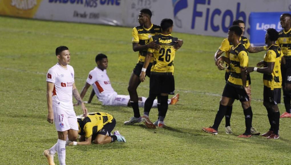 Los jugadores del Real España celebrando el triunfo frente al Olimpia en la ida del repechaje.