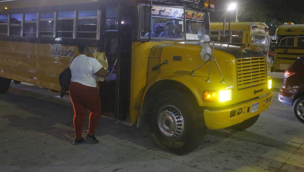 Son más de 250,000 personas de San Pedro Sula que hacen uso del transporte público, a esto se suma los buses de los municipios aledaños. Quienes trabajan se ven obligados a estudiar de noche, por eso muchos han visto una oportunidad de negocio con el transporte privado, figura permitida por la Ley de Transporte.