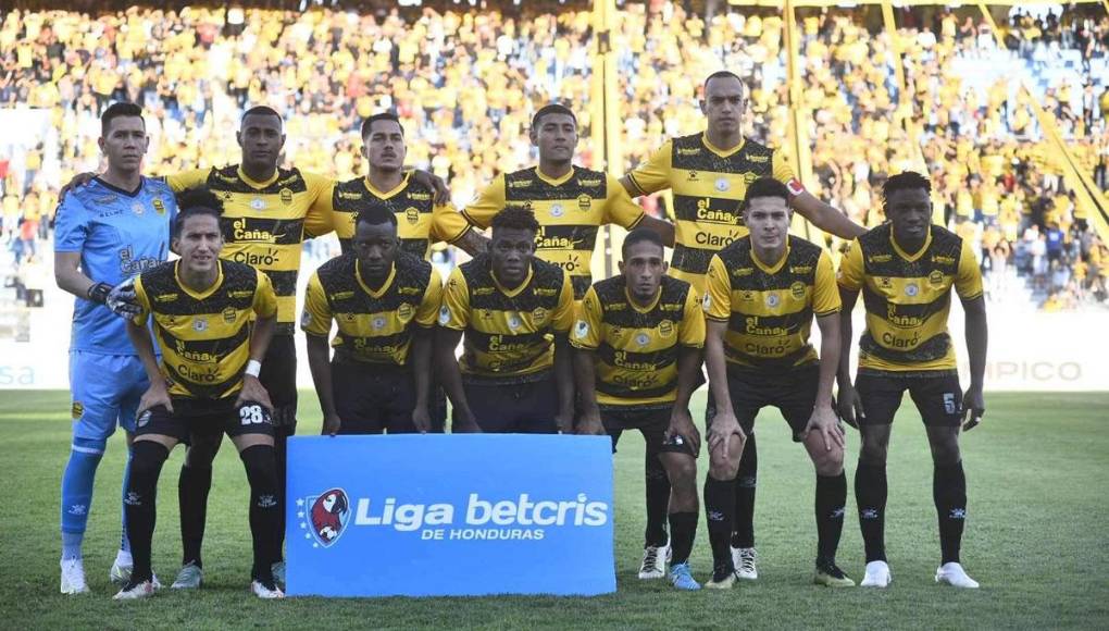 El 11 titular del Real España posando antes de jugar contra el Marathón.