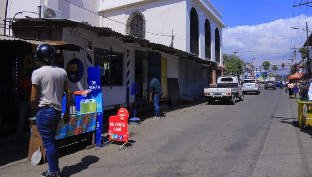 La catedral metropolitana San Pedro Apóstol se ha quedado sin aceras.