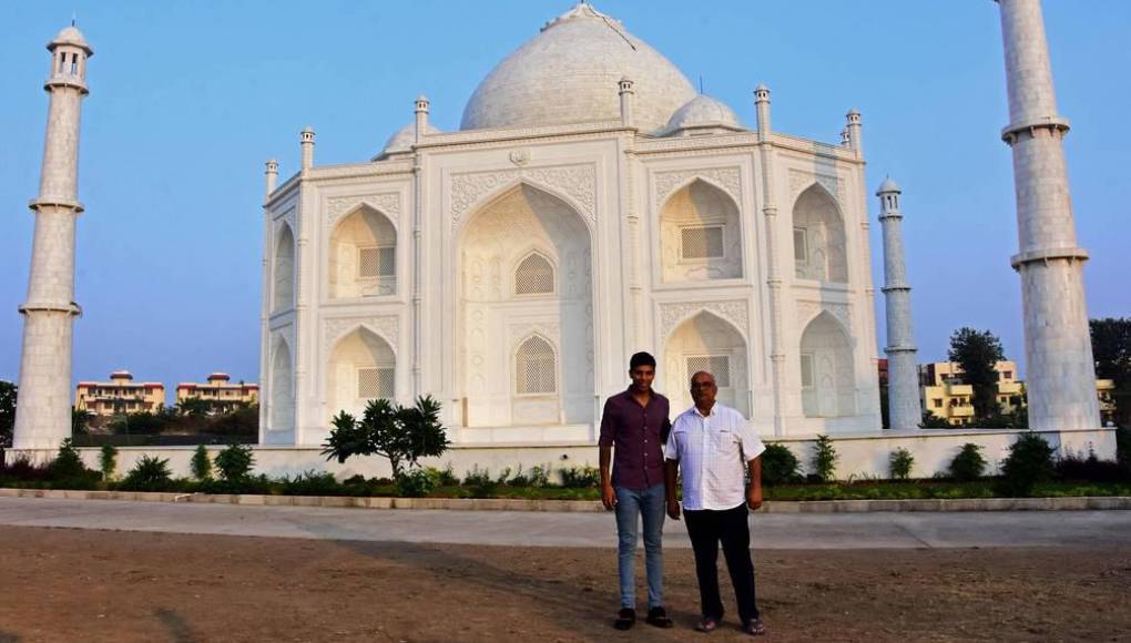 Hombre construye una réplica del Taj Mahal en señal de amor a su esposa
