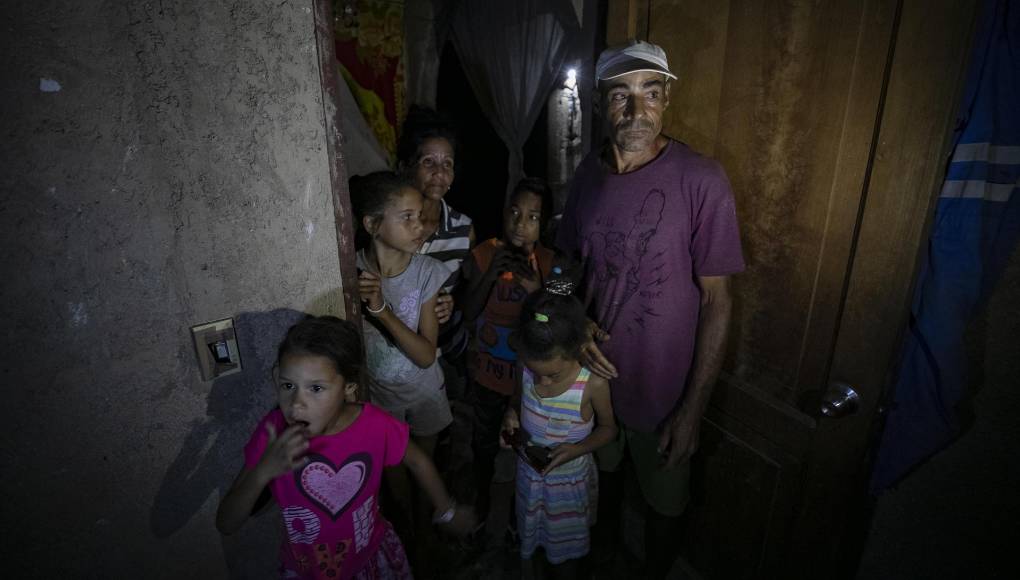 Los apagones, de más de diez horas diarias en muchas provincias, son un calvario para muchos y el detonante -más allá de otras causas profundas- de protestas como las de el pasado domingo. 