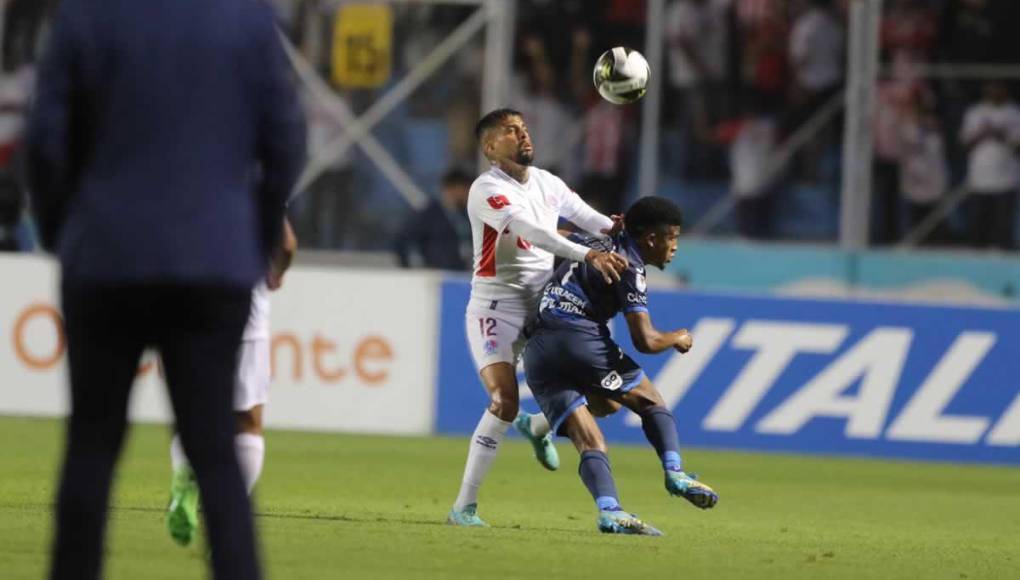 El brasileño Gabriel Araújo disputando la pelota con el panameño Jorge Serrano.