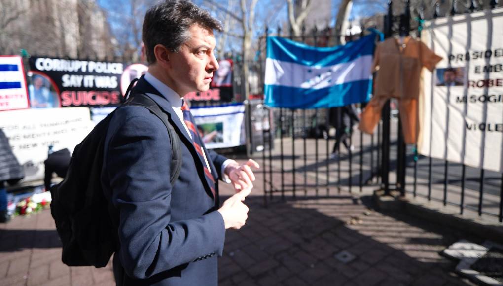 Stabile estuvo por varios minutos en medio de la protesta de los hondureños. 