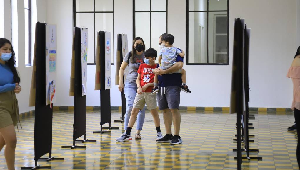 Pdres acompañaron a sus hijos a la exposición de arte infantil.